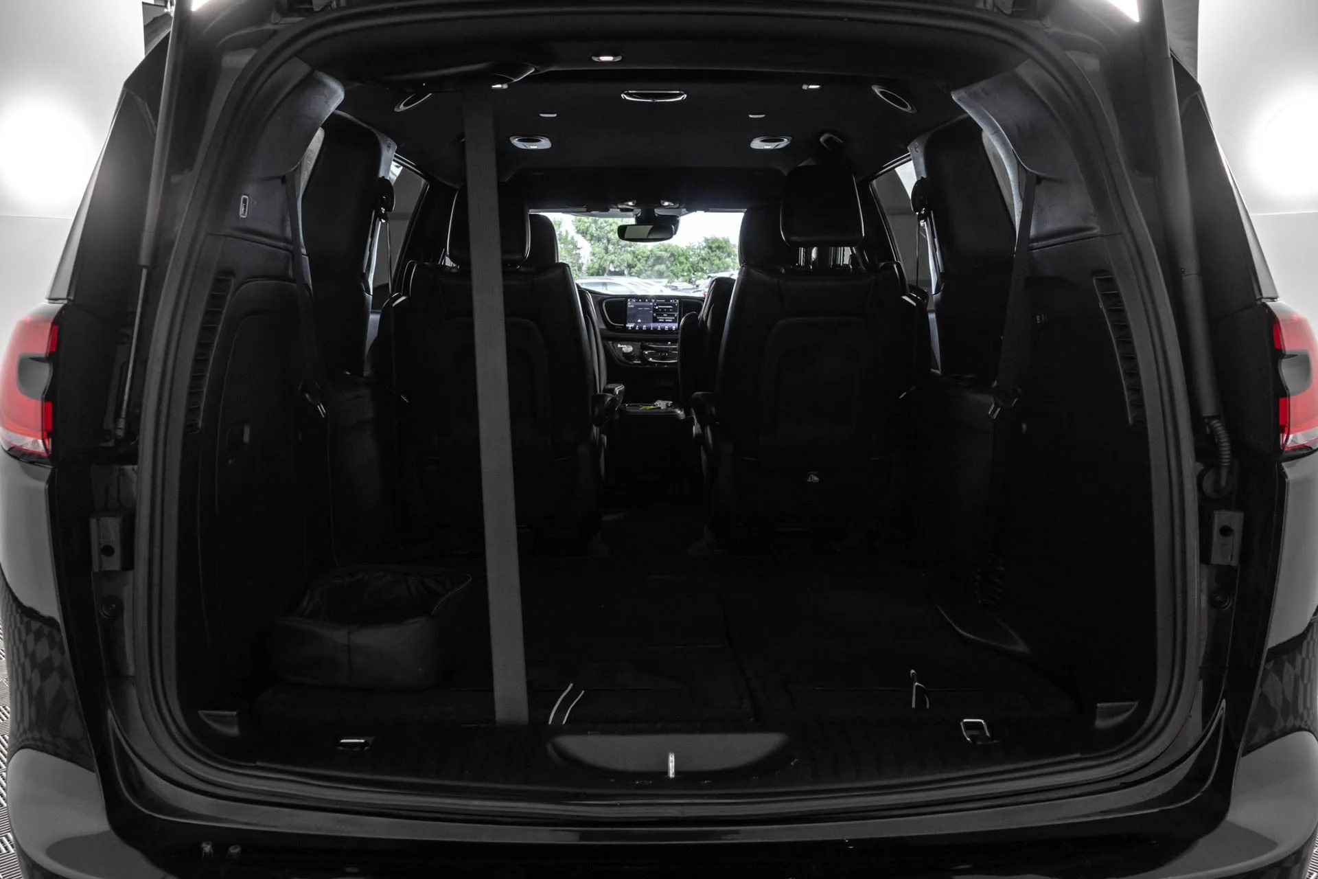 Used 2022 Black Chrysler Touring L image 43