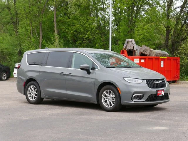 2023 Chrysler Pacifica Touring L's photo