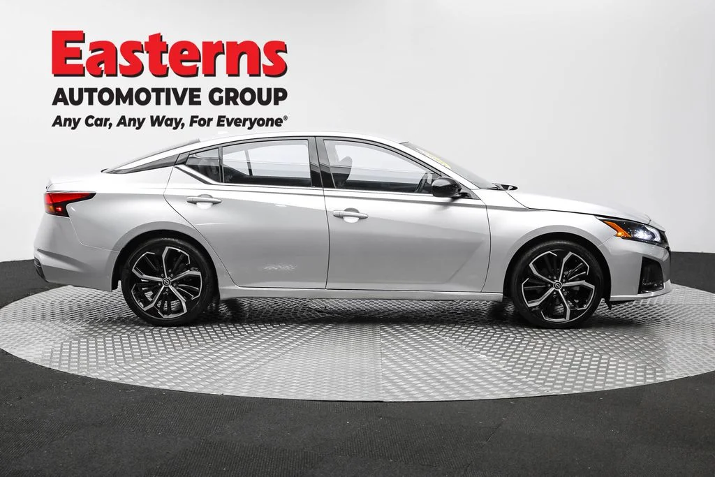 Used 2024 Silver Nissan 2.5 SR image 4