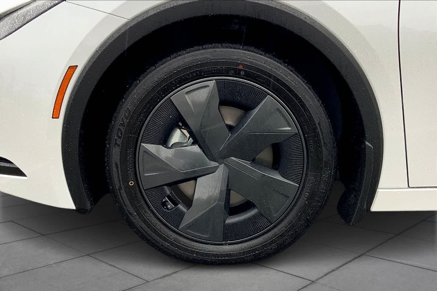 2026 Toyota Prius Plug-in Hybrid SE - Photo 11