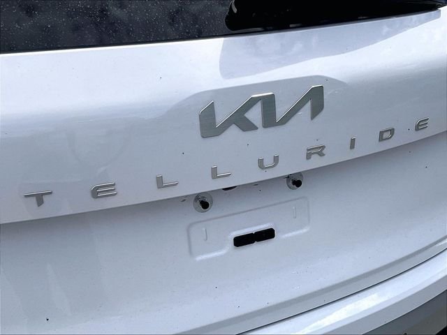 Used 2023 White Kia S image 8