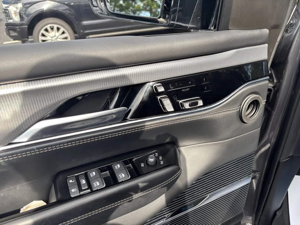 Used 2023 Gray Jeep Base image 31