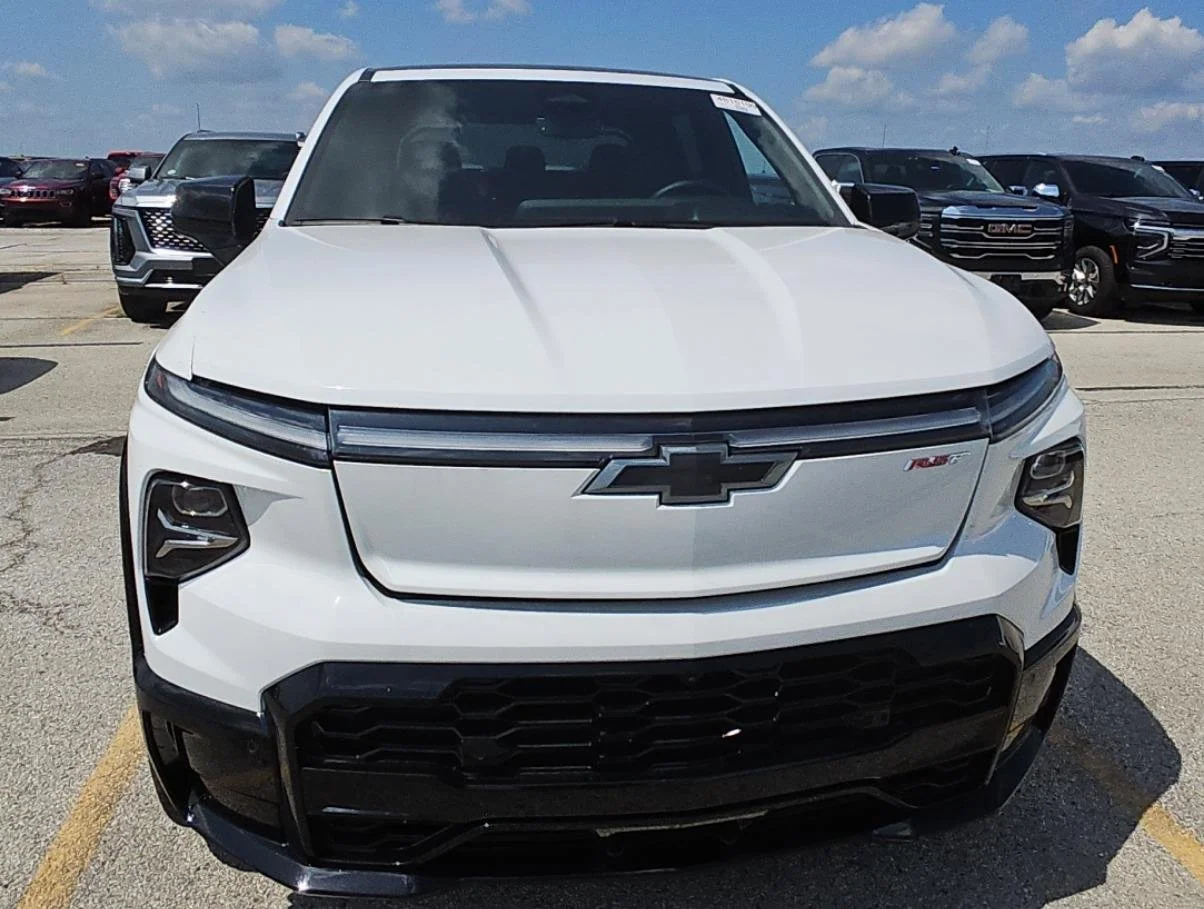 Used 2024 Summit White Chevrolet RST image 15