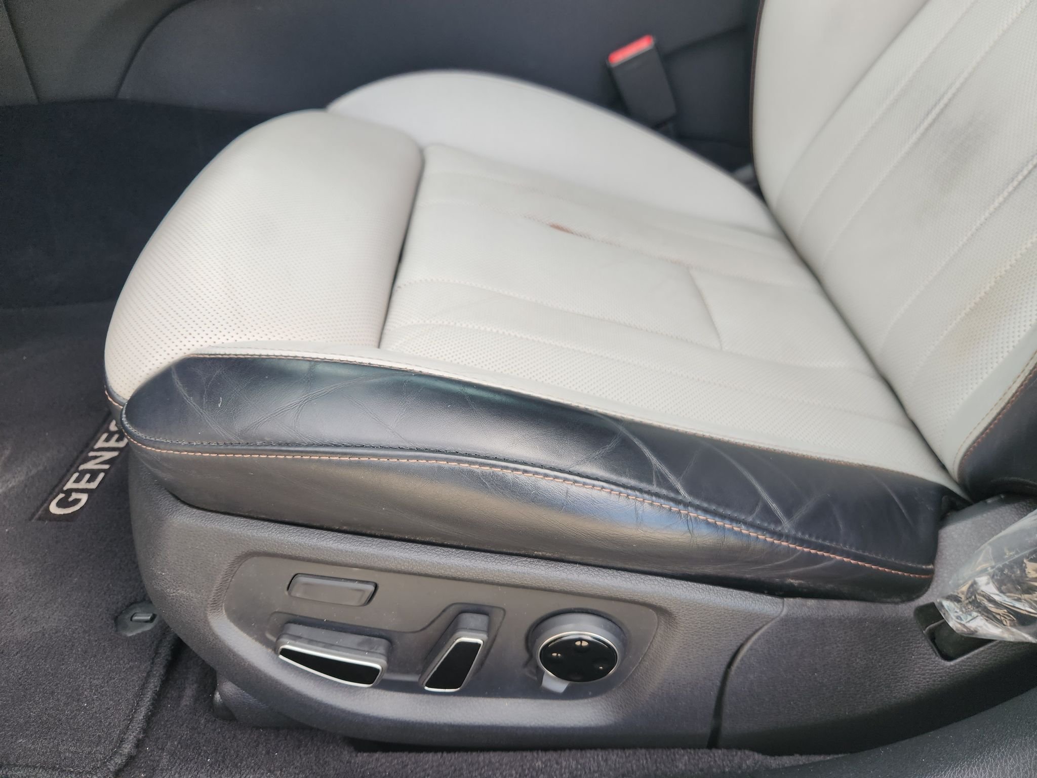 Used 2018 Casablanca White Genesis 3.3T Sport image 24