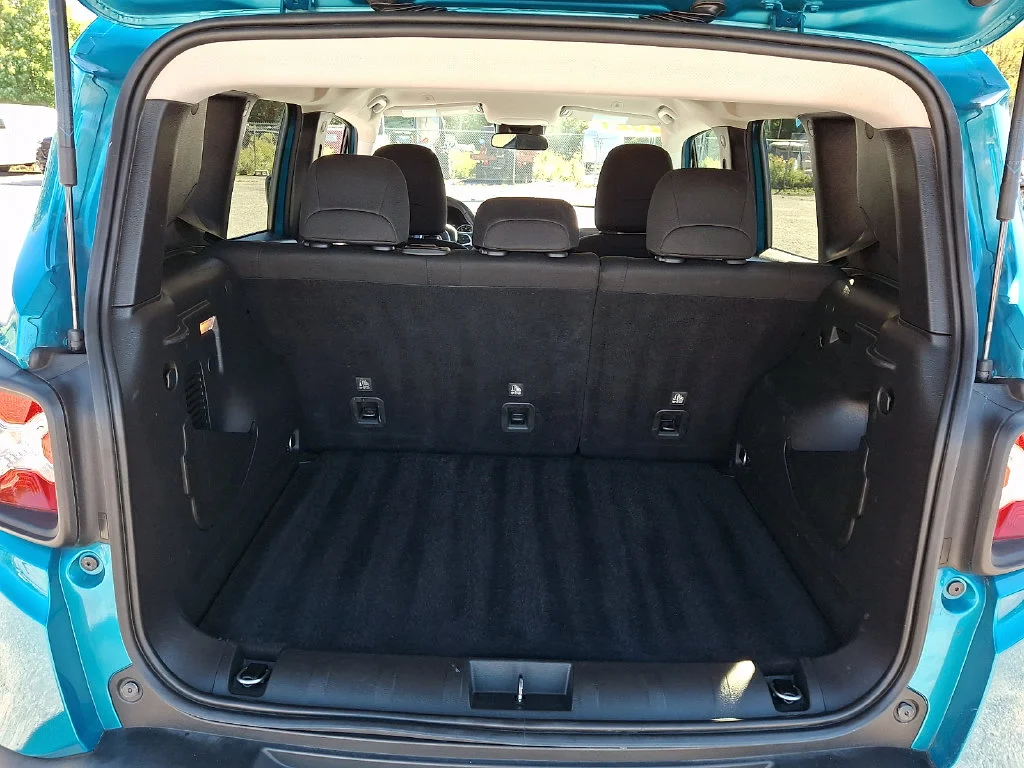 Used 2021  Jeep Latitude image 31