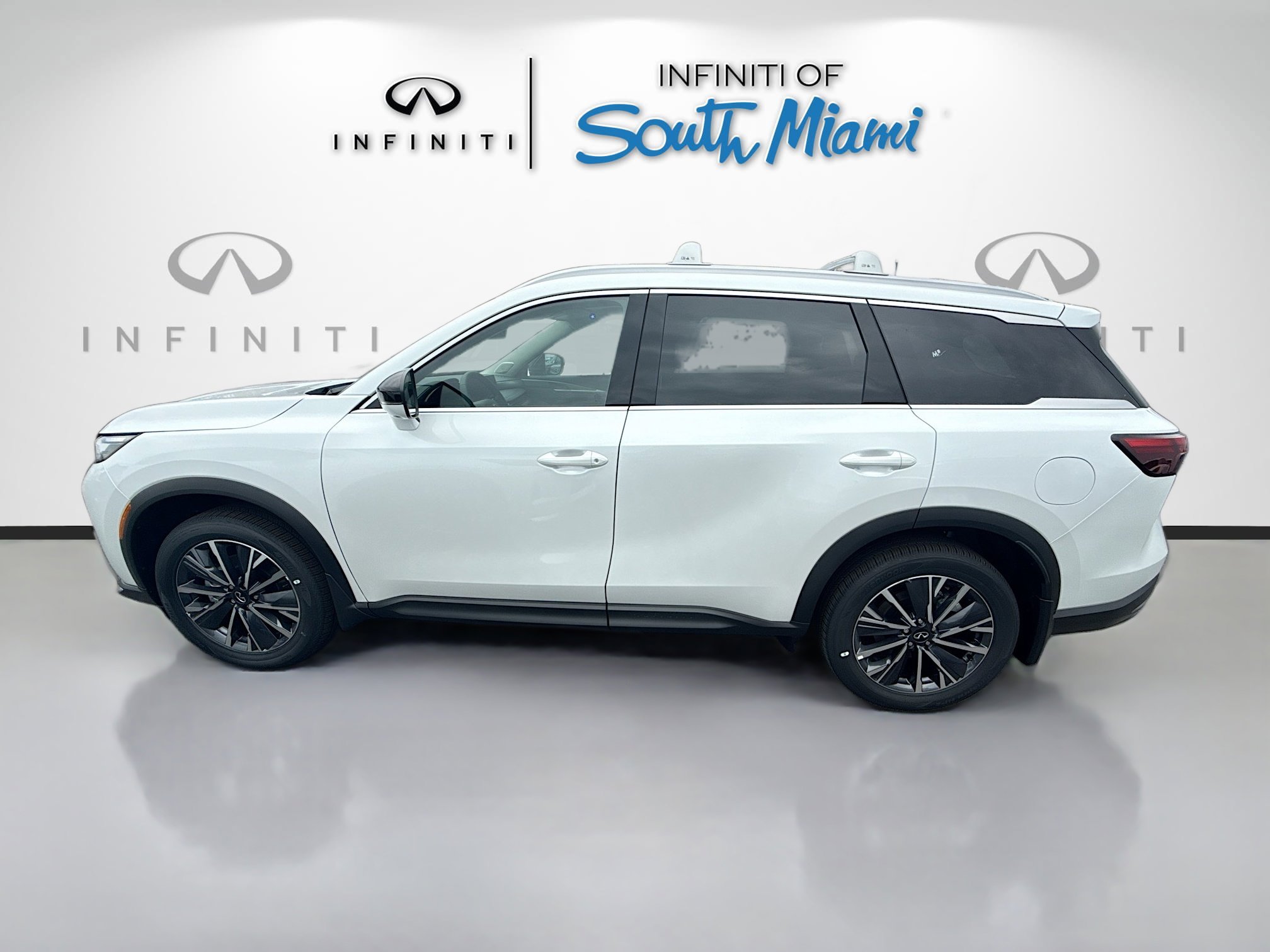 New 2027 RADIANT WHITE INFINITI Luxe FWD image 4
