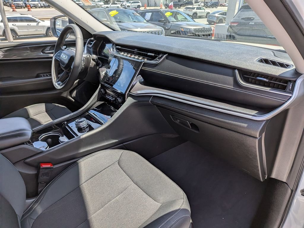 Used 2023 White Jeep Laredo image 23
