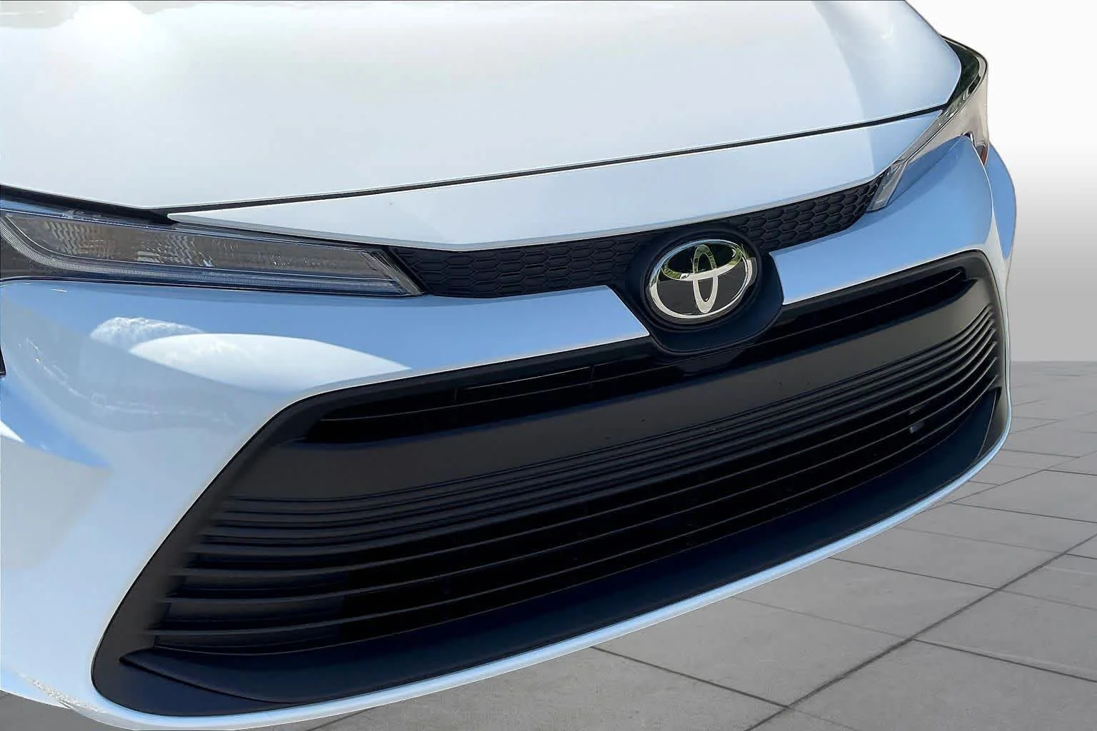 Used 2026 Ice Cap Toyota LE image 29