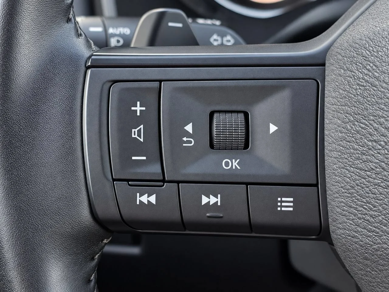 Used 2025  Nissan SV image 22