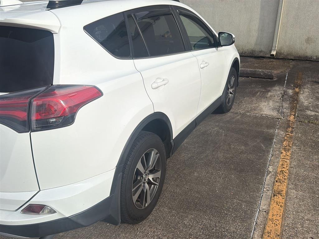 Used 2018 Super White Toyota XLE image 4