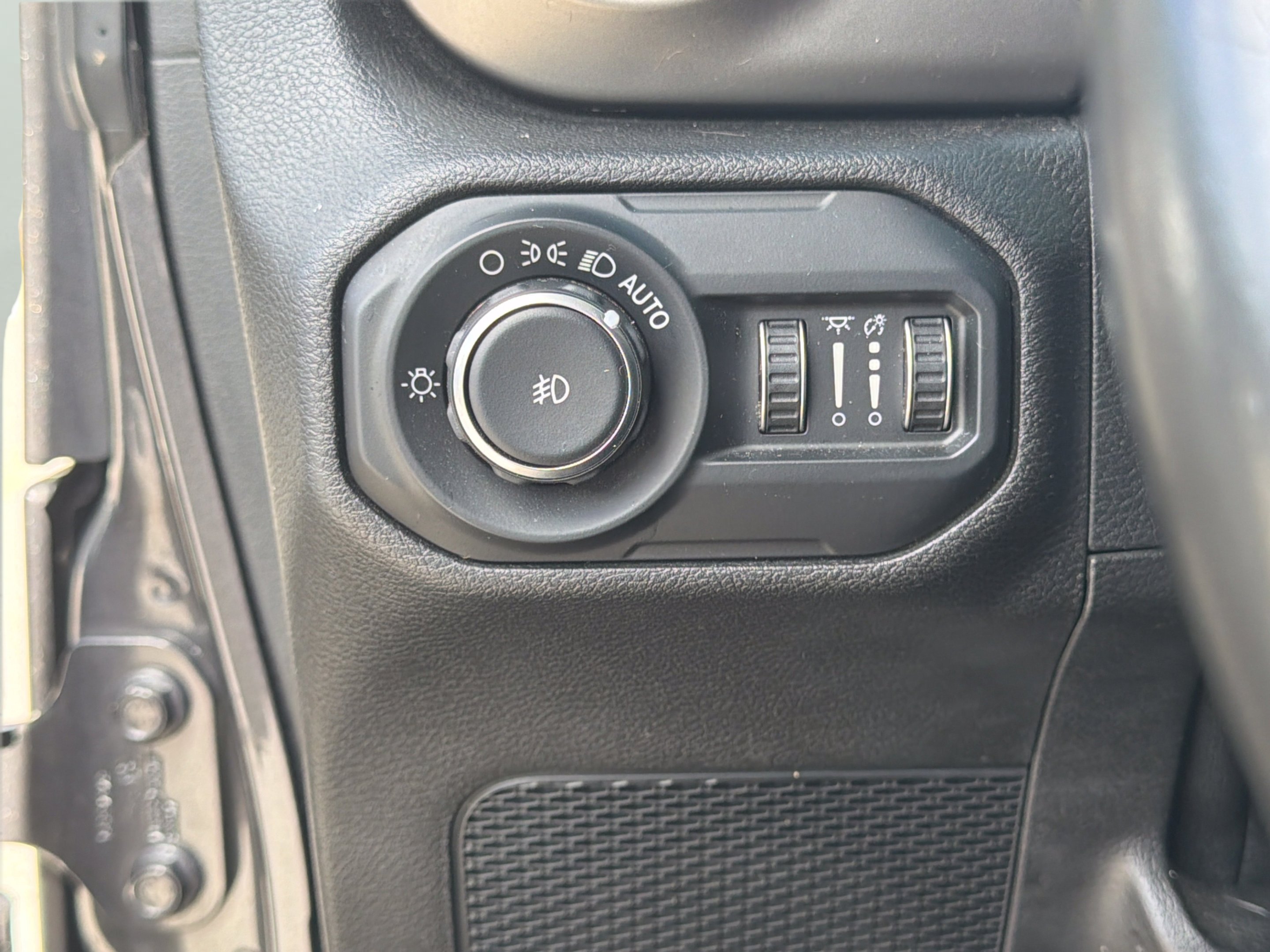 Used 2018 Granite Crystal Metallic Clearcoat Jeep Sport S image 17