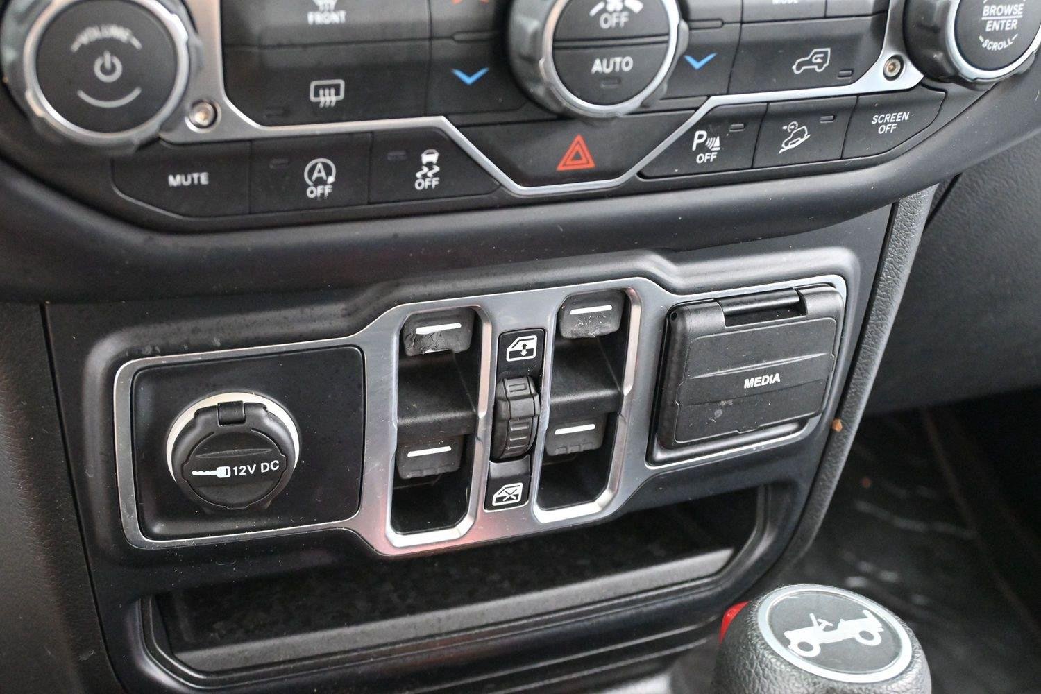 Used 2019 Bright White Clearcoat Jeep Sahara image 22