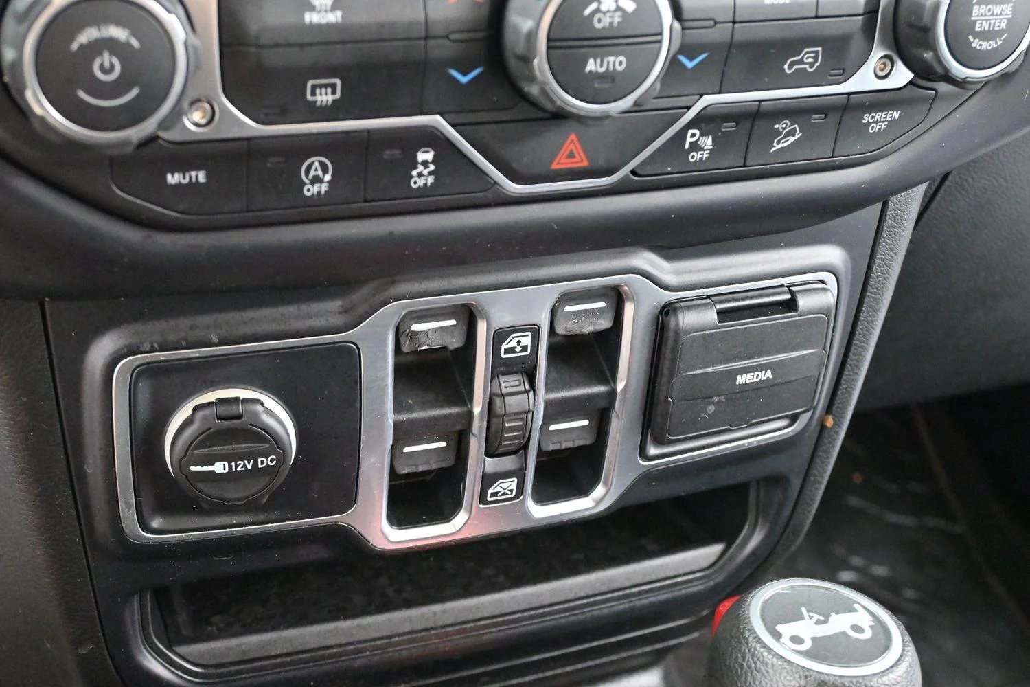 Used 2019 Bright White Clearcoat Jeep Sahara image 22