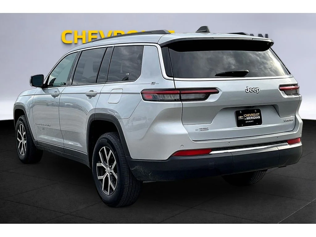 Used 2024  Jeep Limited image 2