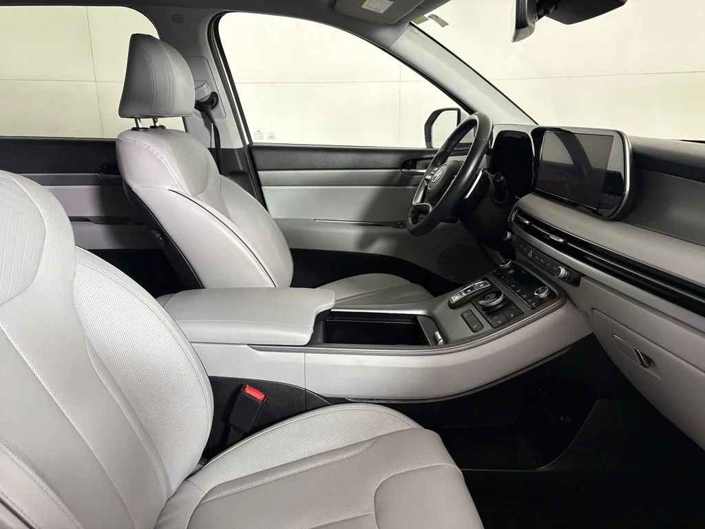 Used 2025 White Hyundai SEL image 14