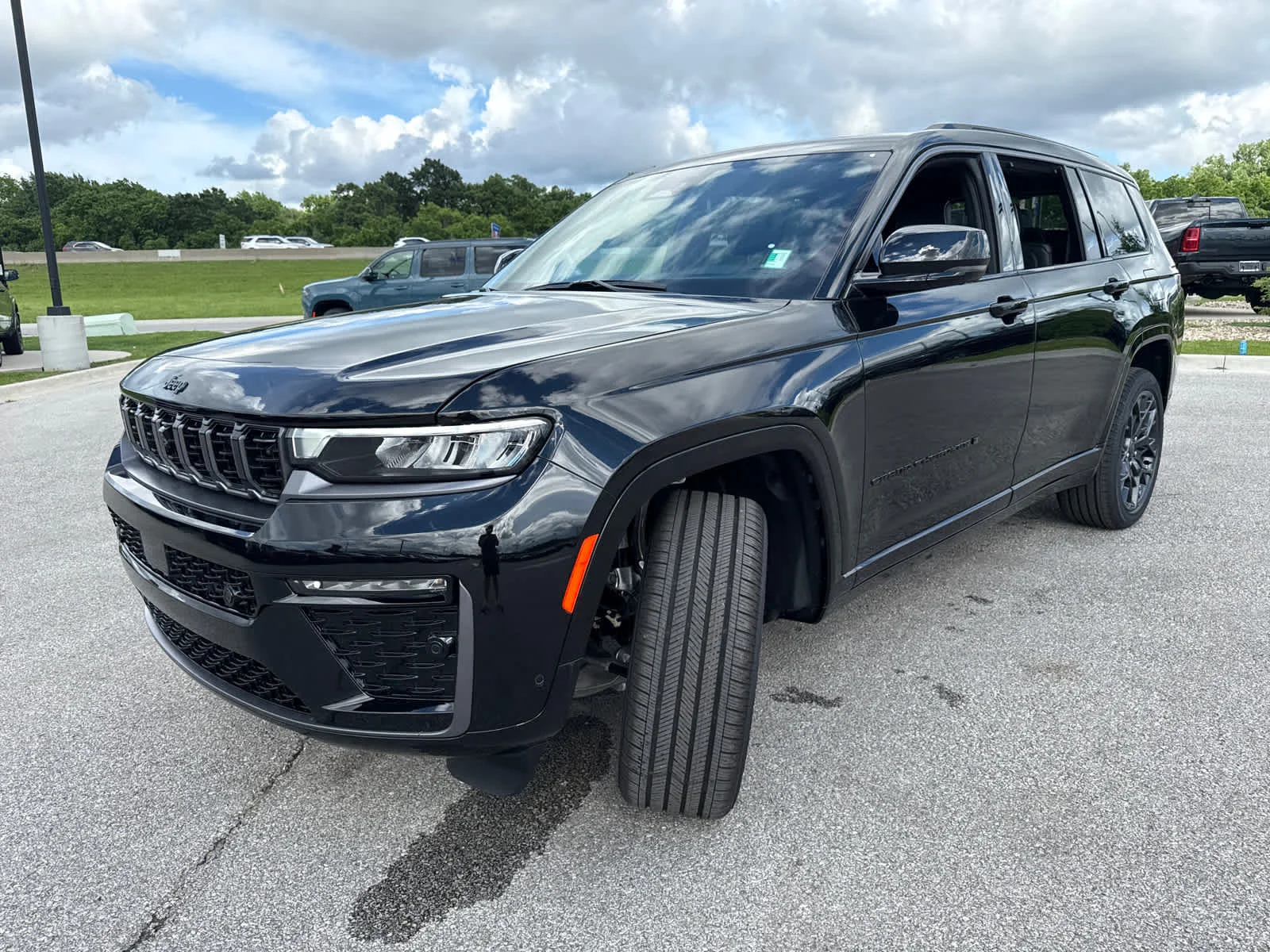 New 2026 Diamond Black Crystal Pearl-Coat Exterior Paint Jeep Laredo Altitude image 4