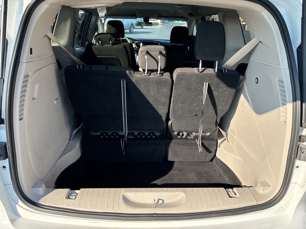 Used 2022 White Chrysler LX image 19
