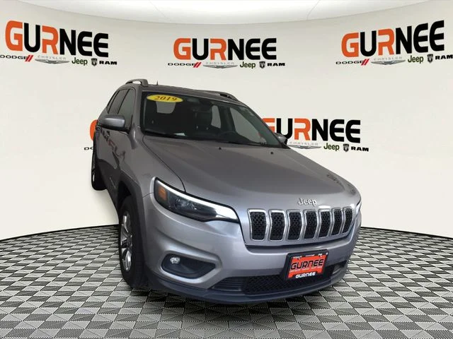 Used 2019 Silver Jeep Latitude Plus image 9
