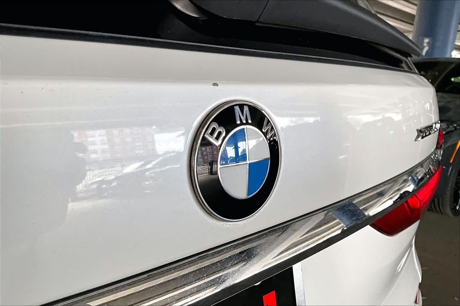 Used 2019 Mineral White Metallic BMW xDrive50i image 30