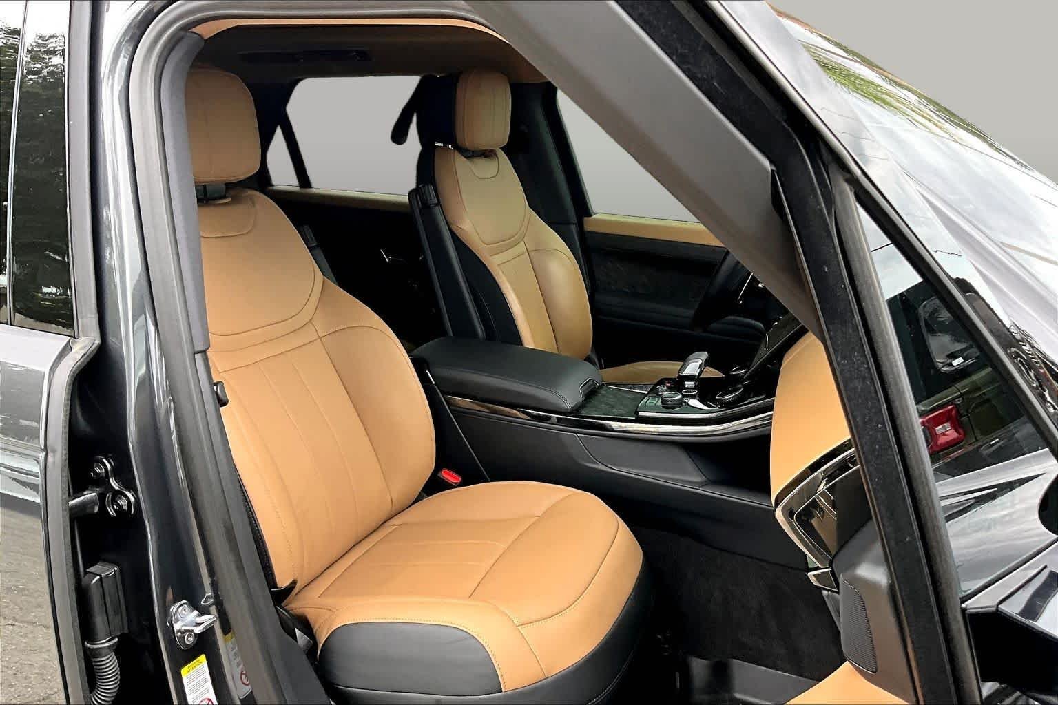 Used 2023  Land Rover SE Dynamic image 9