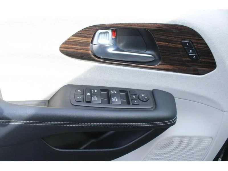 Used 2023 Brilliant Black Crystal Pearlcoat Chrysler Limited image 9