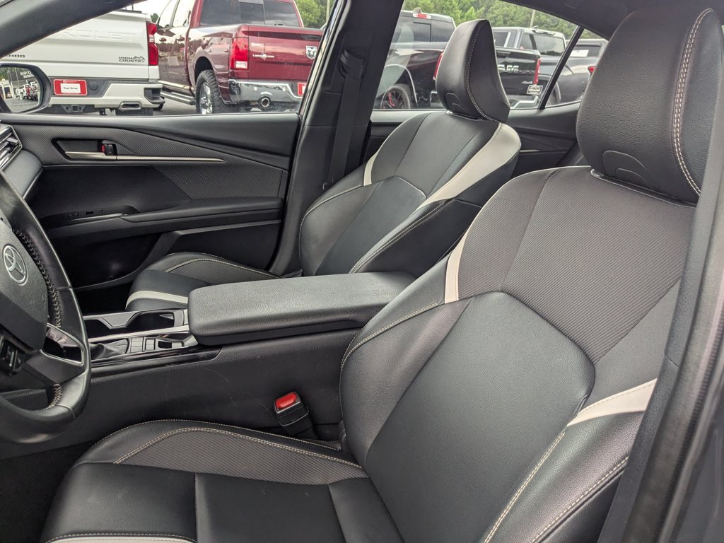 Used 2025  Toyota SE image 14