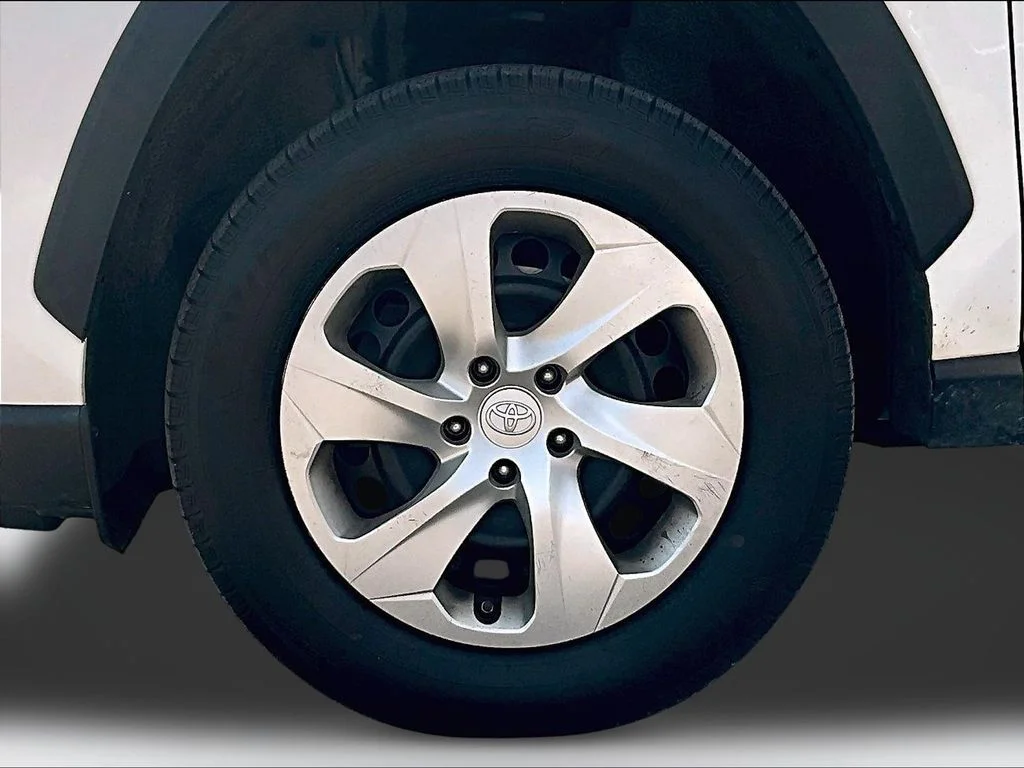 Used 2022 White Toyota LE image 10