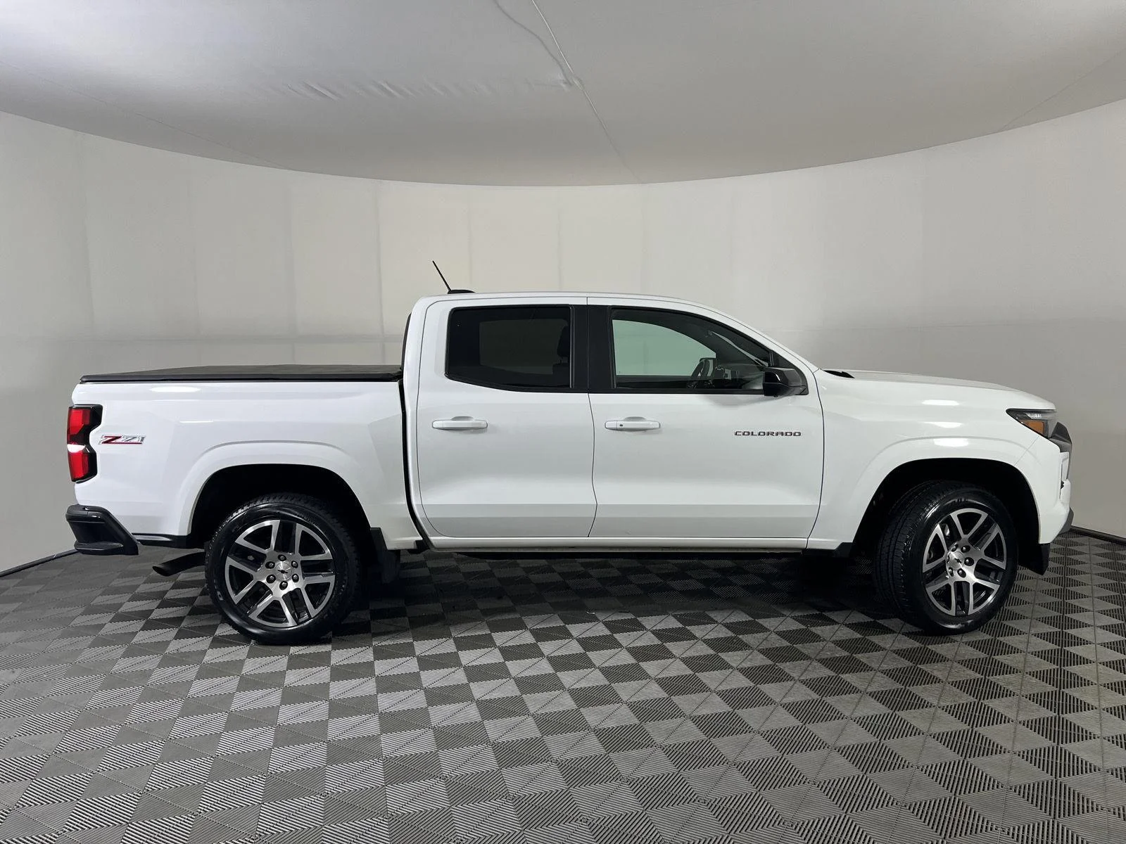 Used 2024 Summit White Chevrolet Z71 image 28