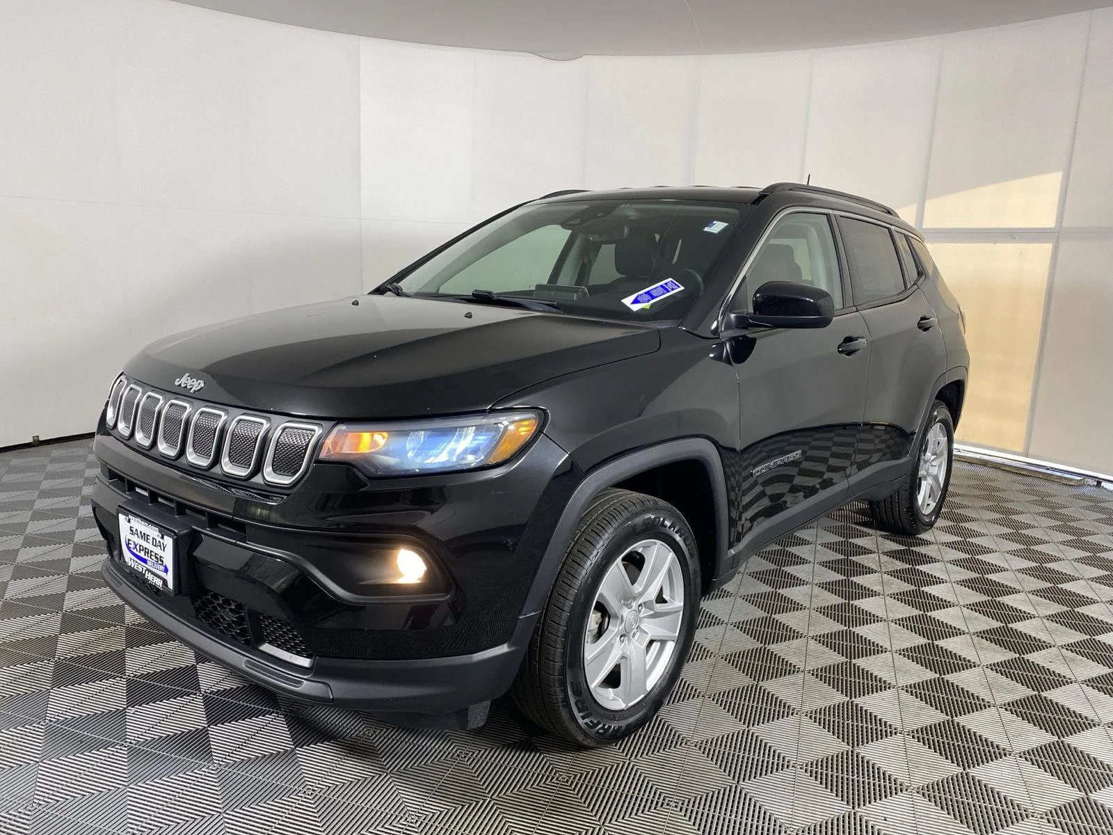 Used 2022 Diamond Black Crystal Pearlcoat Jeep Latitude image 13