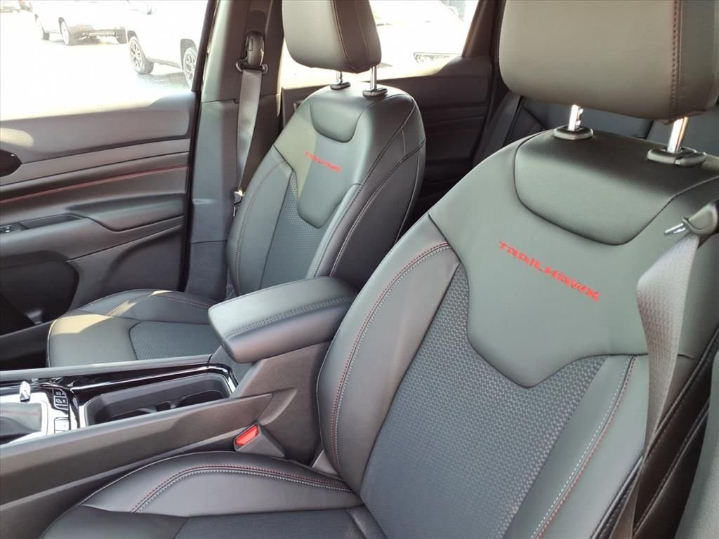 New 2026 Diamond Black Crystal Pearl-Coat Exterior Paint Jeep Trailhawk image 10