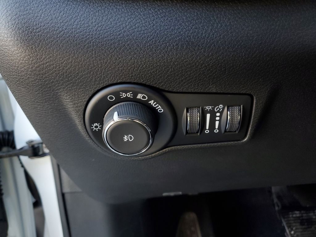 New 2026 Bright White Clearcoat Jeep Latitude image 18