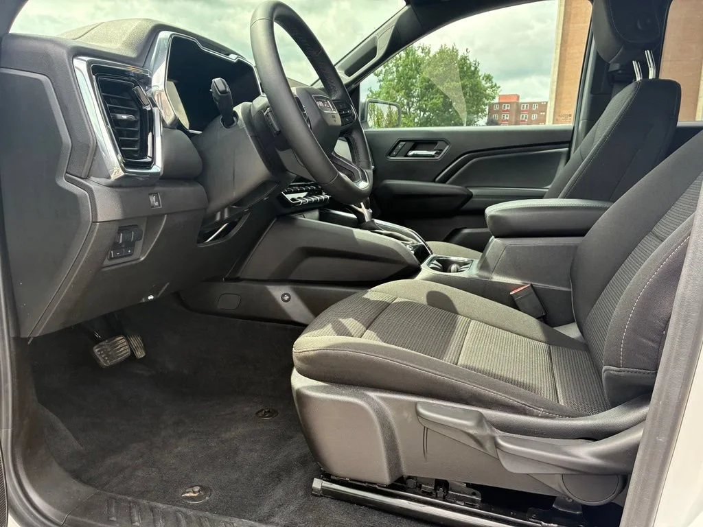 Used 2024 Summit White GMC Elevation image 26