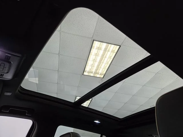 Used 2022 White GMC SLT image 20