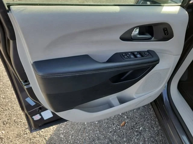 Used 2023 Granite Crystal M Chrysler Touring L image 20