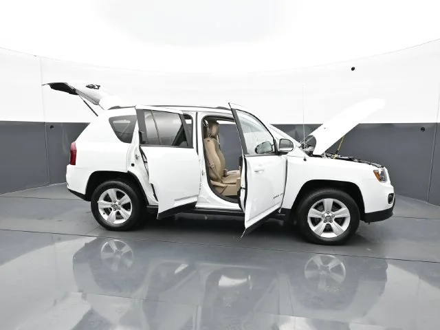 Used 2016 Bright White Clearcoat Jeep Latitude image 37