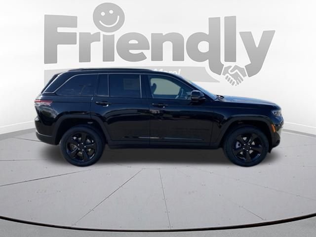 New 2026 Diamond Black Crystal Pearlcoat Jeep Limited image 4