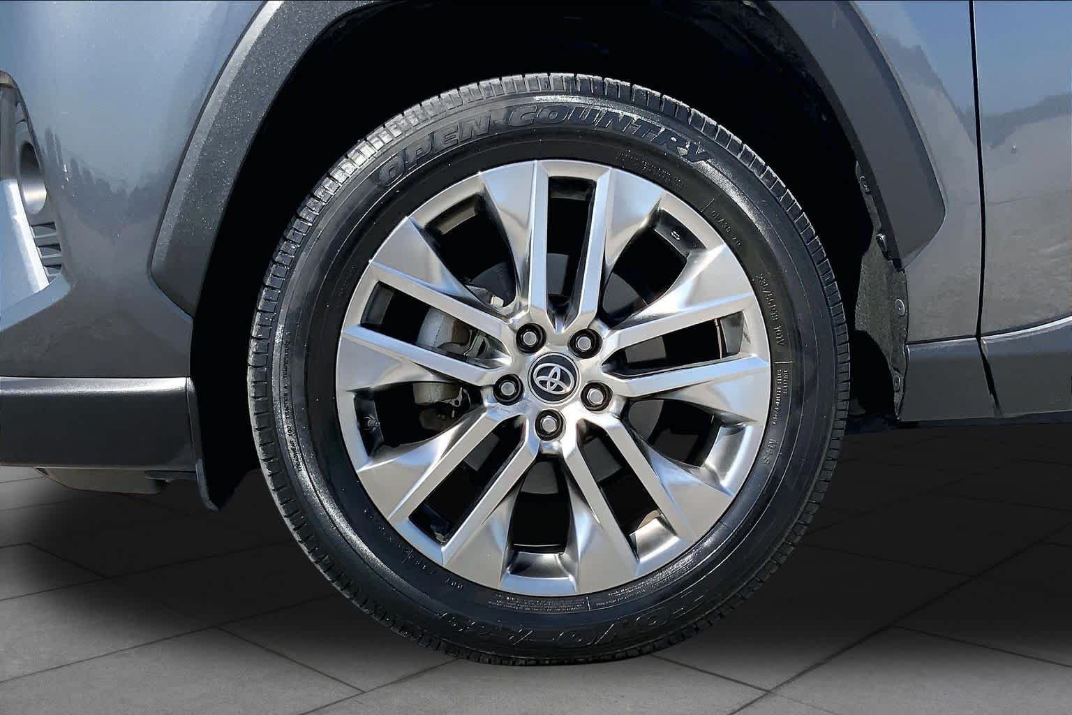 Used 2021 Magnetic Gray Metallic Toyota XLE Premium image 11