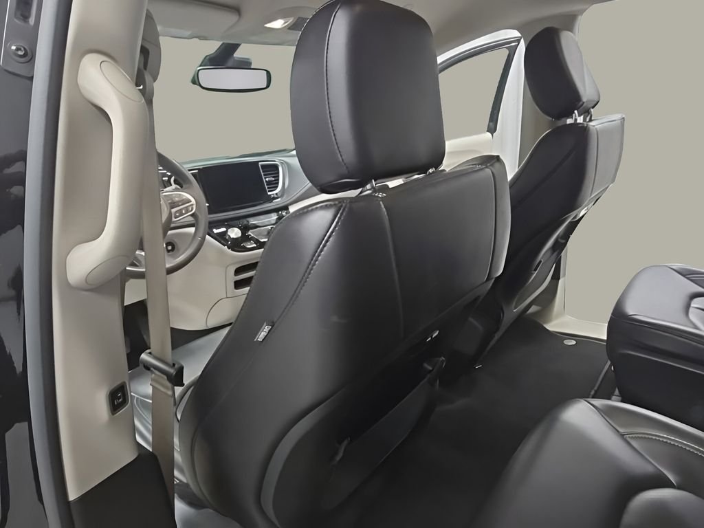 Used 2023 Black Chrysler Touring L image 15