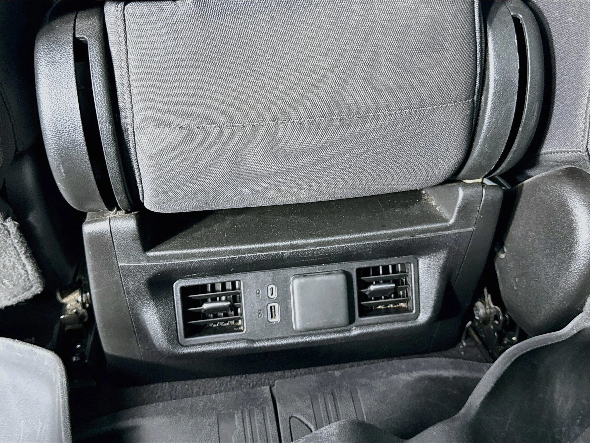 Used 2024 Summit White GMC Elevation image 26
