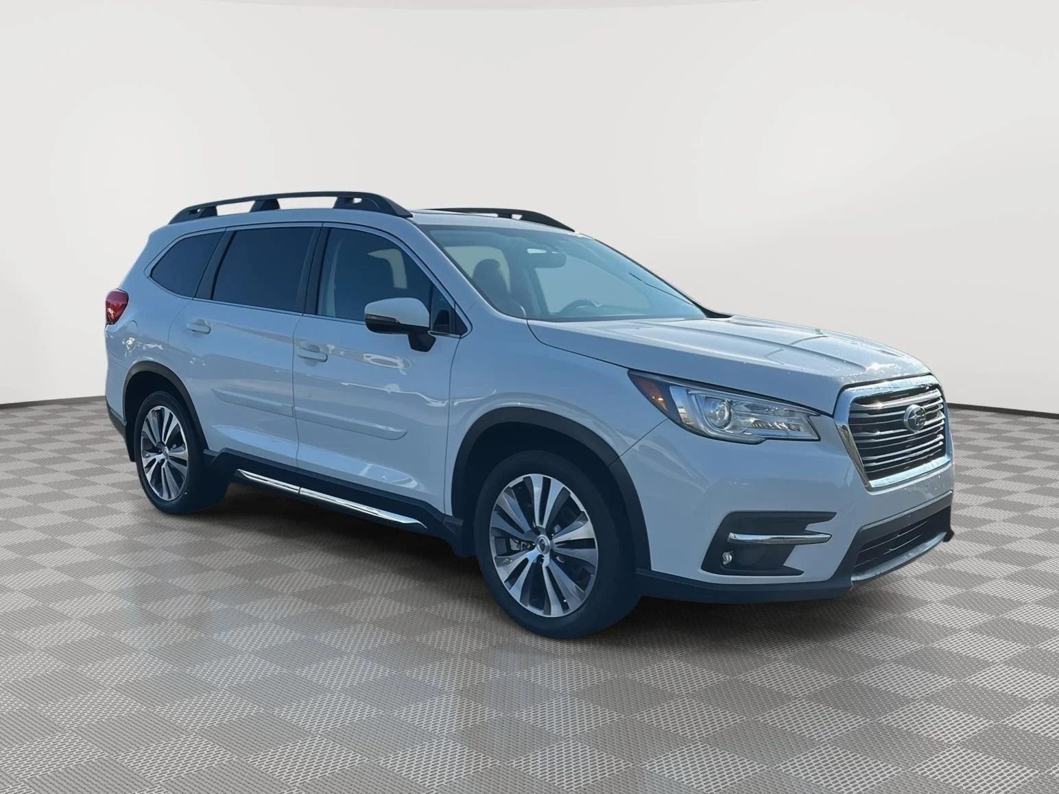 Used 2019 Crystal White Pearl Subaru Limited image 1