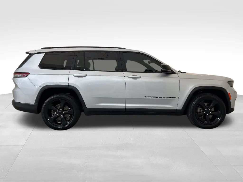 Used 2021 Silver Jeep Altitude image 6