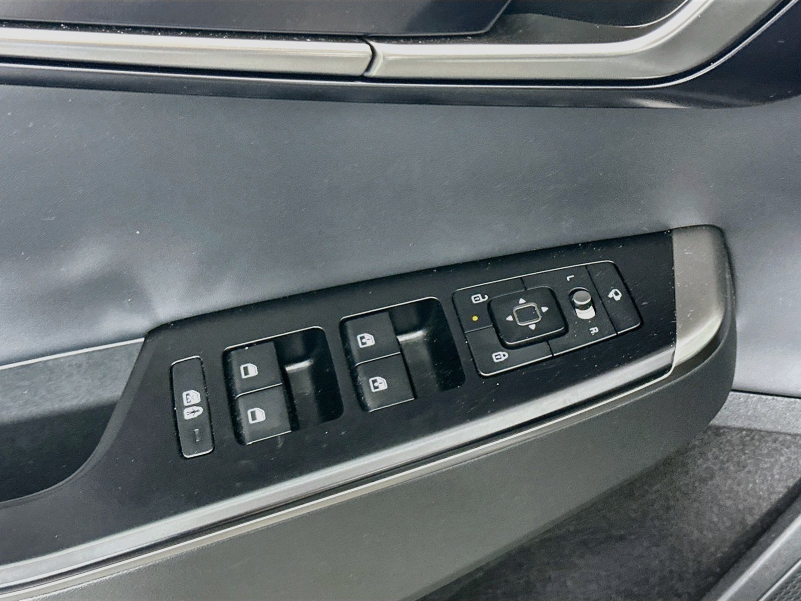 Used 2025 Wolf Gray Kia Light image 18
