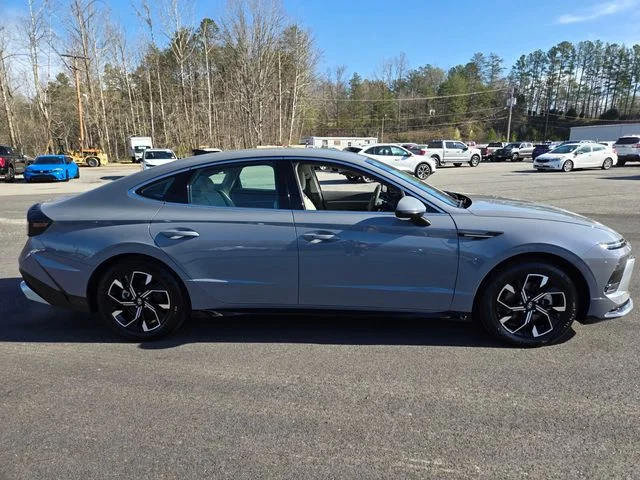 Used 2025 Blue Hyundai SEL image 9