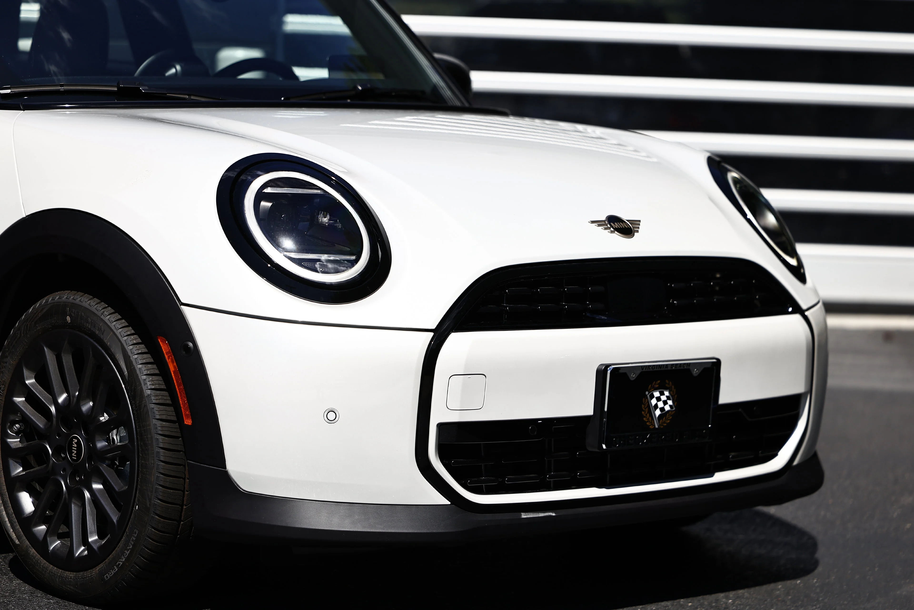 New 2026 White Metallic MINI Signature Plus image 2