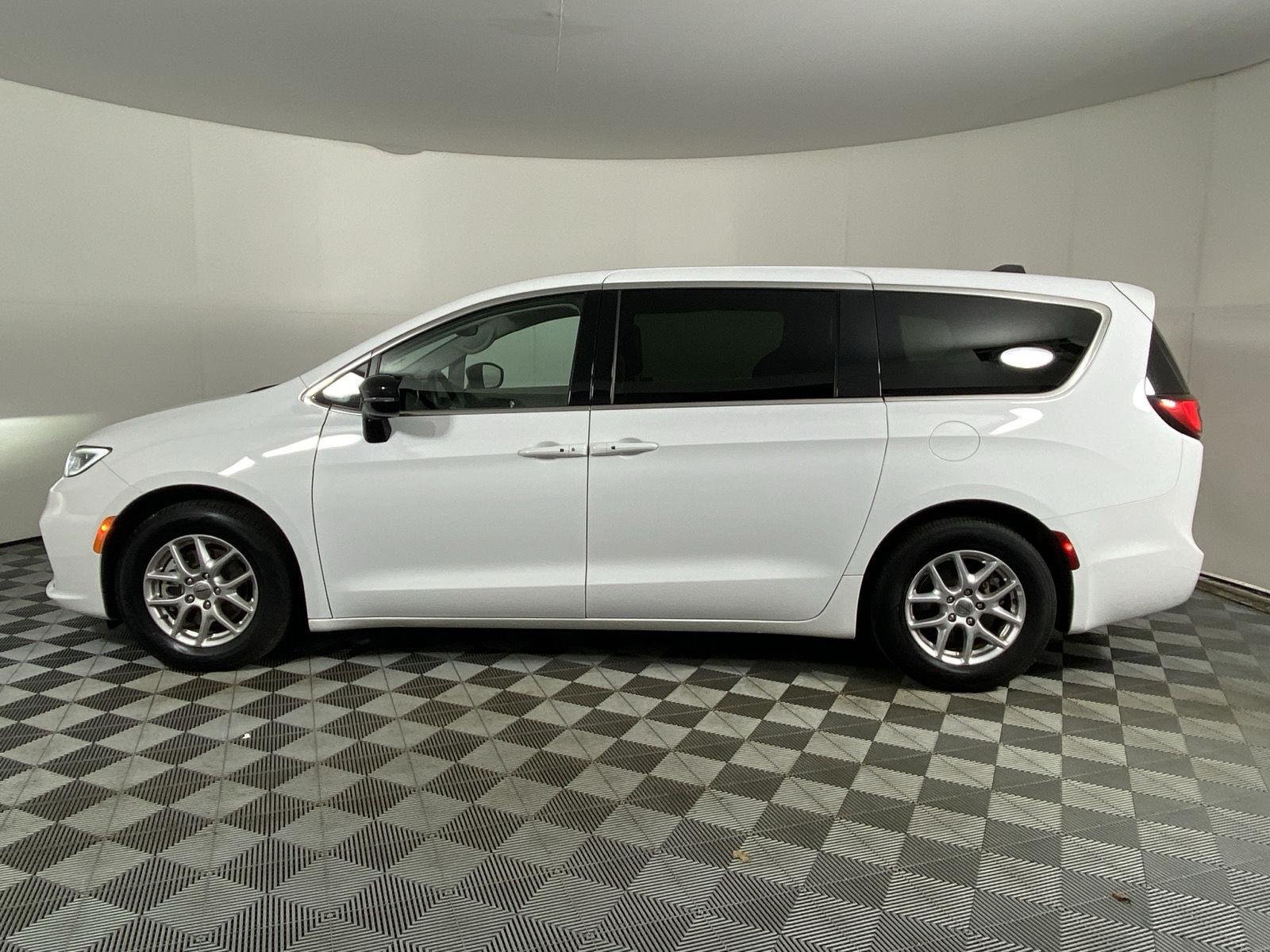 Used 2024 Bright White Clearcoat Chrysler Touring L image 4