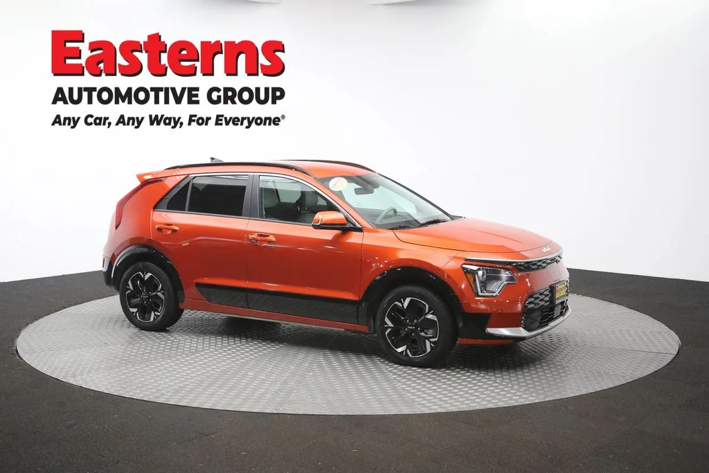 Used 2023 Red Kia Wind image 46