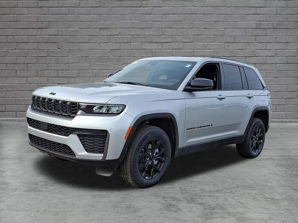 New 2026 Silver Zynith Jeep Laredo Altitude image 4