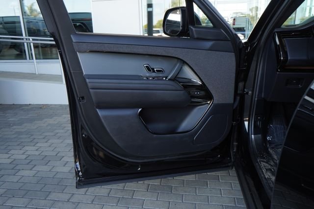 Used 2024  Land Rover Dynamic SE image 13