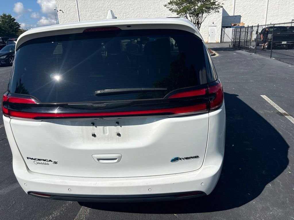 Used 2022 White Chrysler Limited image 4
