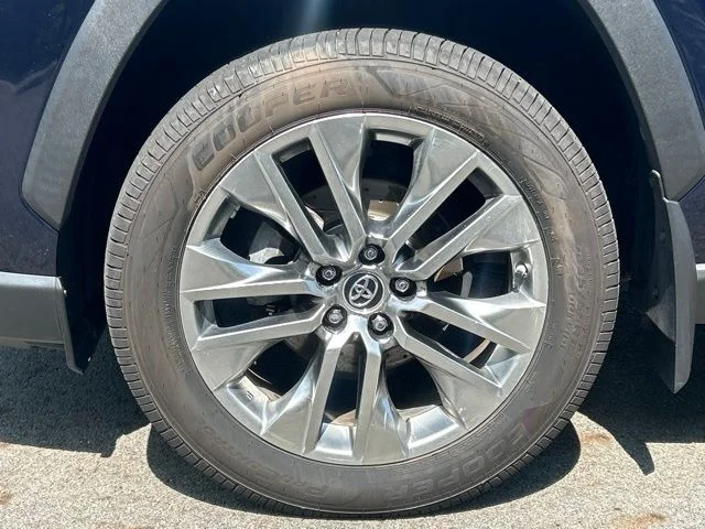 Used 2019  Toyota Limited image 10